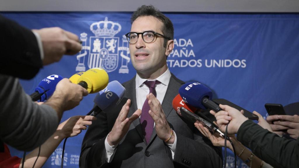 El Ministro de Economía de España, Carlos Cuerpo, habla con medios de comunicación este miércoles, en la sede de la Embajada de España en Washington (Estados Unidos).