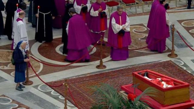 Sor Geneviève, la monja amiga del Papa Francisco, lloró y rezó junto a su féretro.