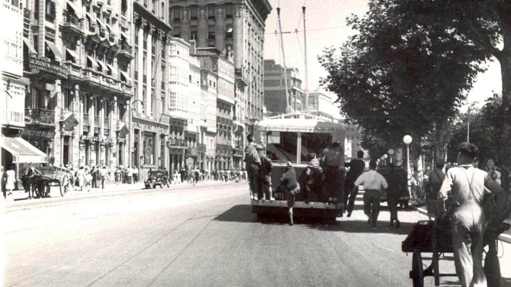 Niños de A Coruña suben a un trole sin pagar mientras circula por Los Cantones.