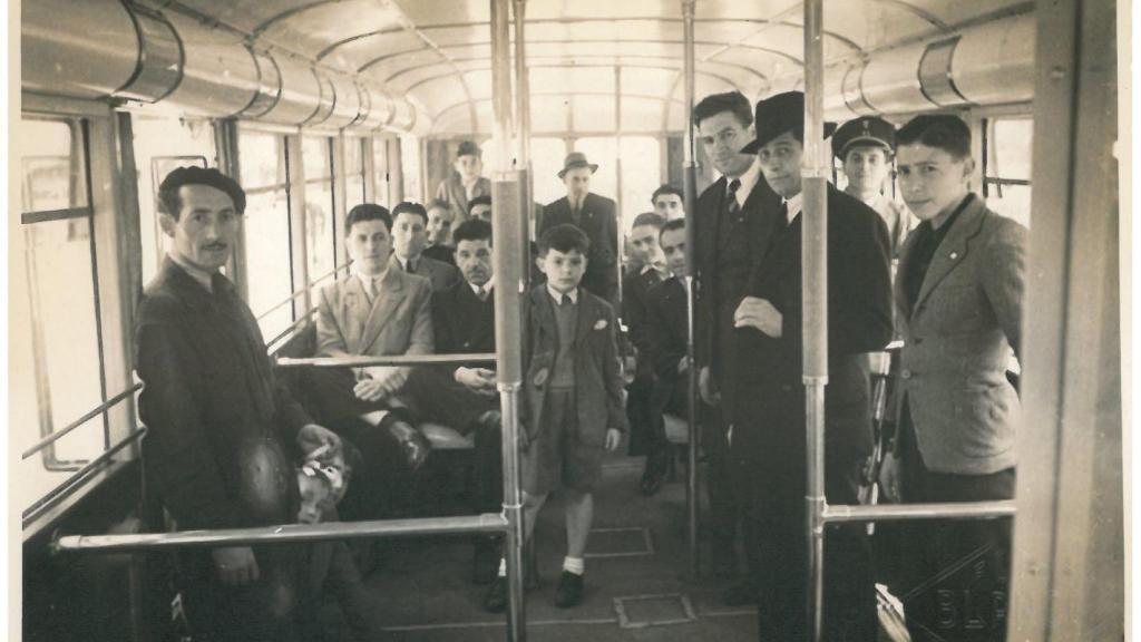 Usuarios de distintas edades en el interior de un trole de A Coruña.