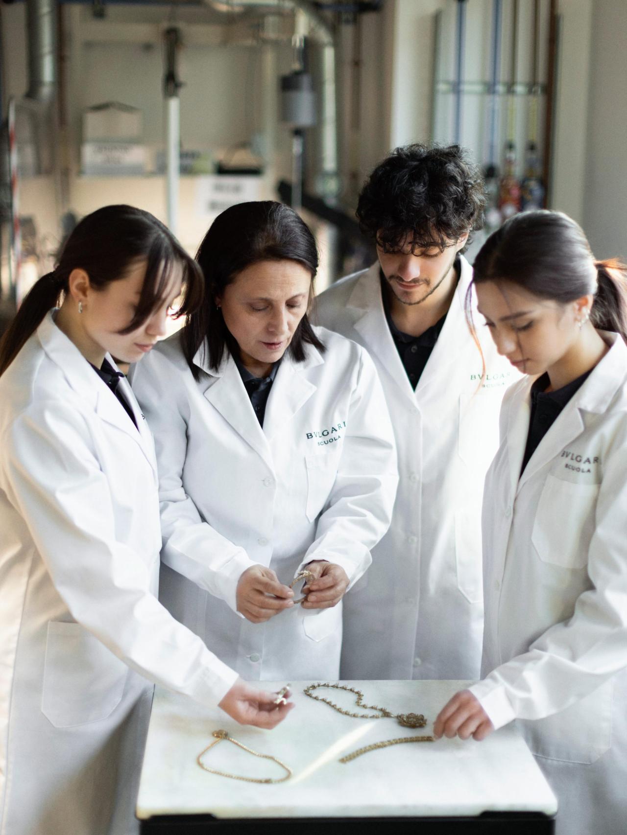 La Scuola ofrece cursos profesionales en joyería y engaste de gemas.