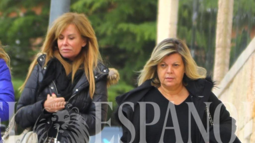 Terelu Campos junto a su amiga y productora teatral Lara Dibildos, en las inmediaciones de la Casa de la Cultura de San Agustín de Guadalix.