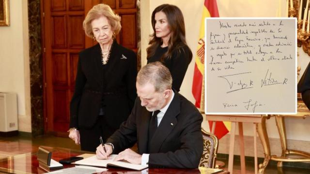 El rey Felipe, acompañado de las reinas Letizia y Sofía, firmando el libro de condolencias de la Nunciatura.