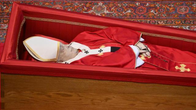 El cuerpo del Papa Francisco expuesto en la Basílica de San Pedro.