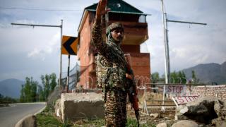 Un miembro del personal de seguridad indio hace guardia en una carretera que conduce a Pahalgam, en Cachemira.