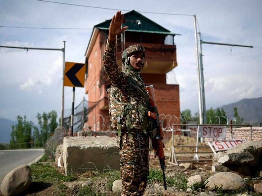Un miembro del personal de seguridad indio hace guardia en una carretera que conduce a Pahalgam, en Cachemira.