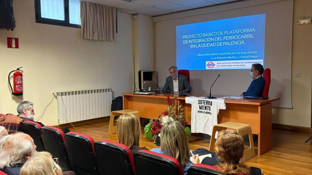 Mesa organizada por la Plataforma por el Soterramiento de Palencia