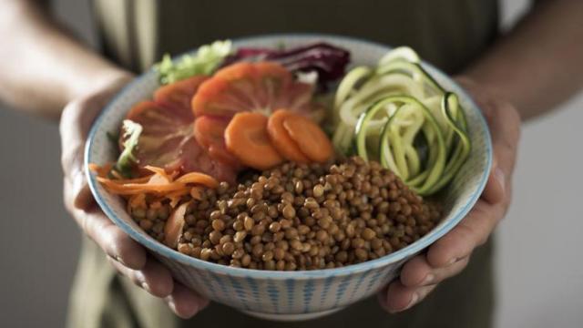 Bol con ensalada de lentejas