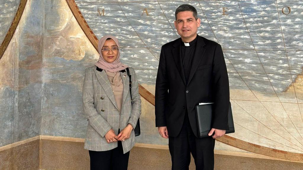 En una imagen de archivo, el Monseñor Javier Domingo posa junto a la embajadora de Qatar ante la Santa Sede.