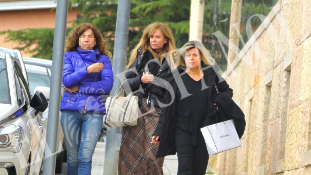 Terelu Campos junto a Lara Dibildos y una íntima amiga de ambos.