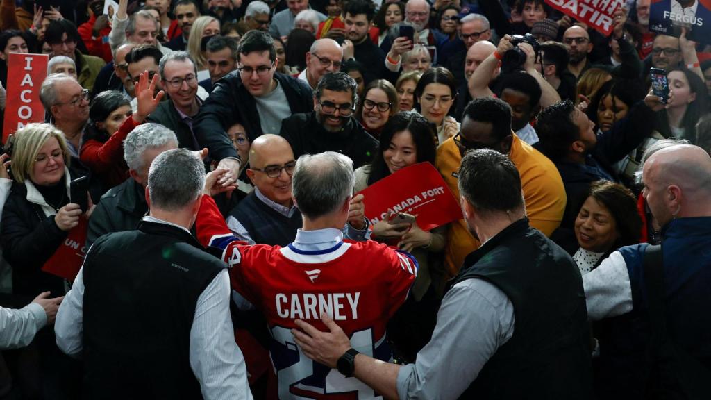 El primer ministro de Canadá, Mark Carney, asiste a un mitin en Quebec.