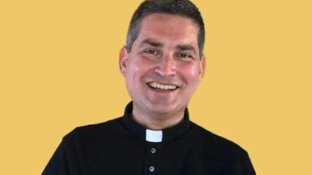 Monseñor Javier Domingo Fernández González es jefe de Protocolo del Vaticano desde 2023, un cargo al que accedió bajo la orden del Papa Francisco, recién fallecido.