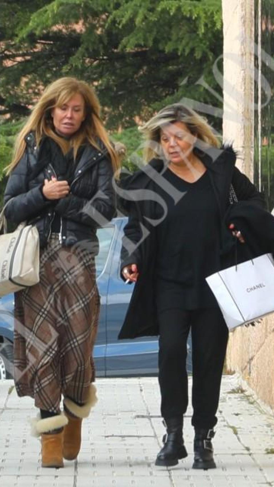 Terelu charlando con Lara Dibildos, en San Agustín de Guadalix.