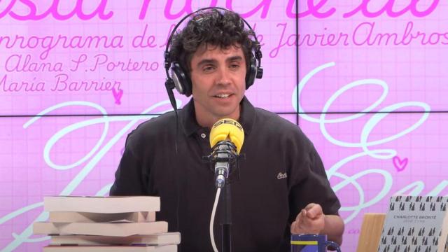 Javier Ambrossi en 'Esta noche libro'.