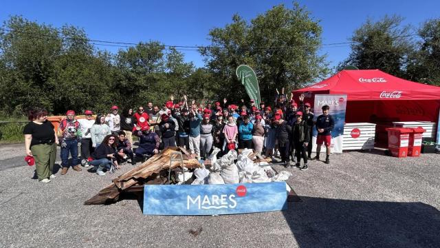 El programa Mares Circulares recoge casi media tonelada de residuos en el río Lagares de Vigo.