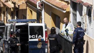 Varios miembros de la Policía Nacional salen de la vivienda donde se ha hallado el cadáver desmembrado de una mujer por lo que ha sido detenido un hombre de 46 años que portaba un hacha este miércoles por la Policía Local en Málaga como presunto autor de este asesinato, que según las primeras pesquisas, sería su madre.
