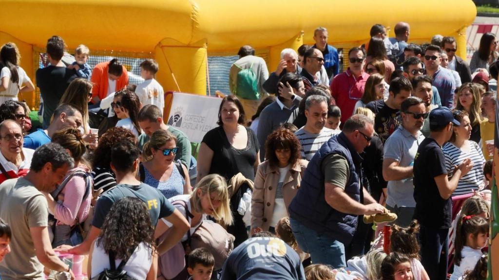 Atracciones hinchables para los más pequeños en el exterior de las Cortes