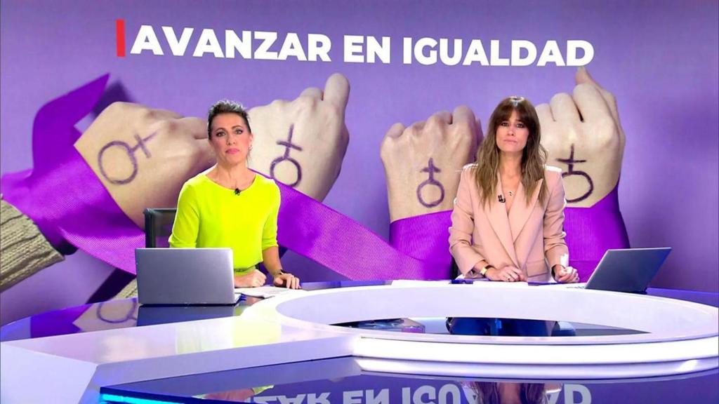 Ángeles Blanco e Isabel Jiménez en 'Informativos Telecinco'.