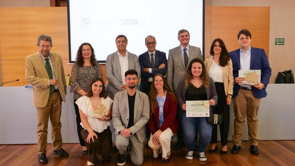 Fotografía de familia de premiados y organizadores.