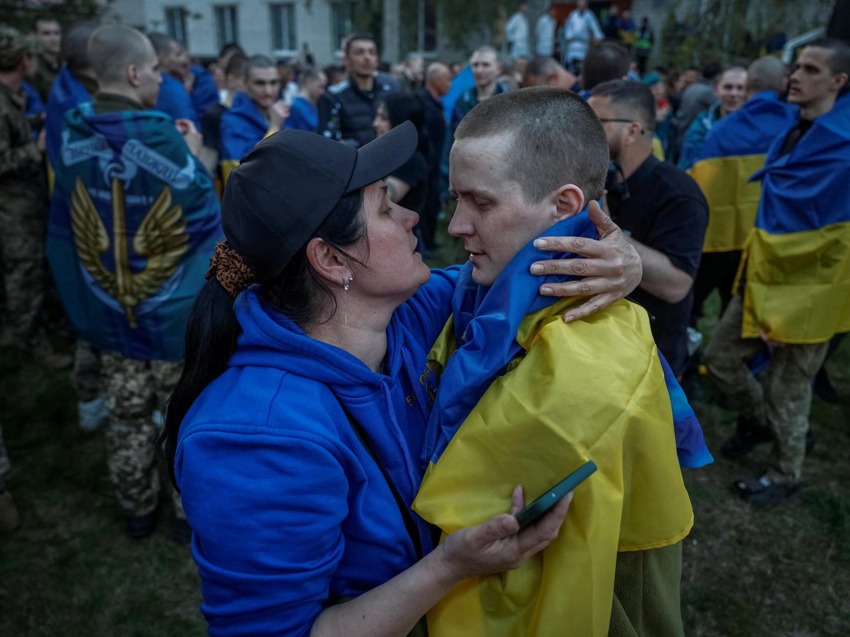 Un prisionero de guerra ucraniano se reencuentra con su madre tras su liberación.