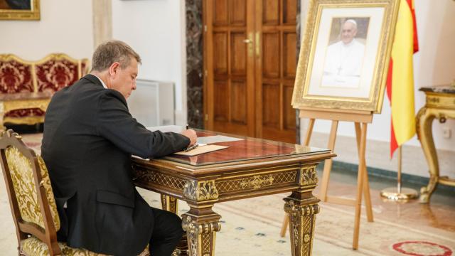 Page firma el libro de condolencias. Foto: JCCM.
