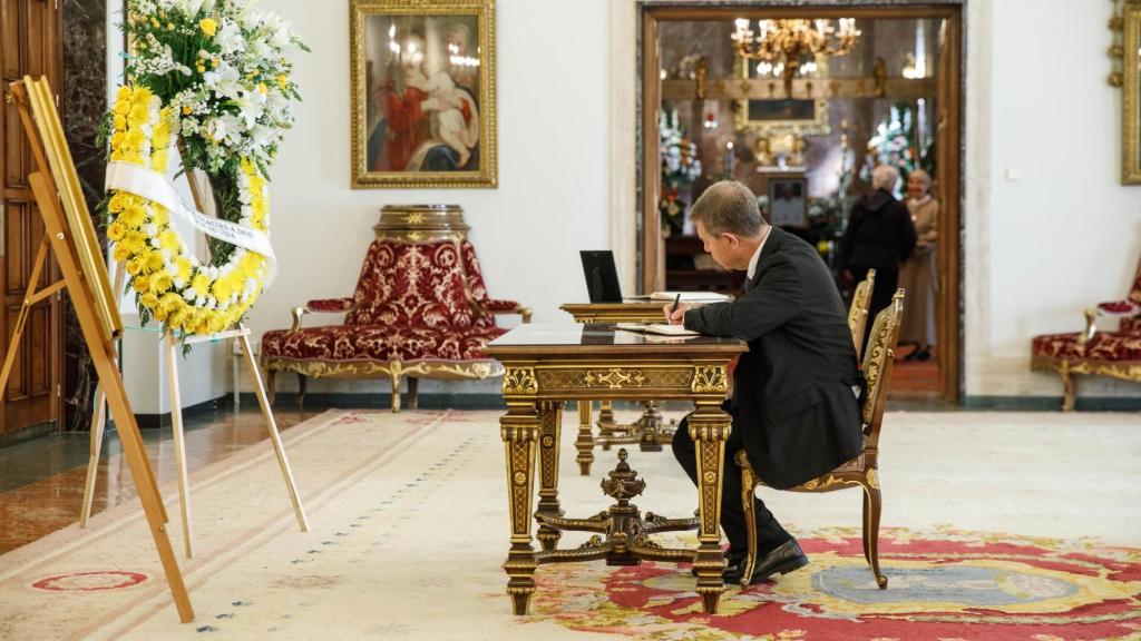 Page firma el libro de condolencias. Foto: JCCM.