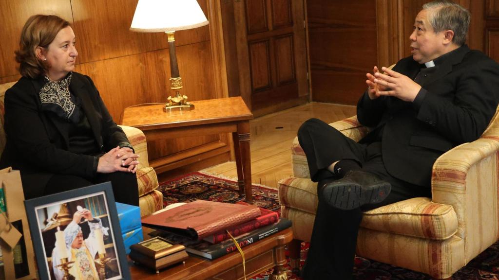 Concepción Cedillo junto a monseñor Bernardito Auza.