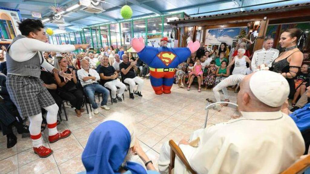 El Papa Francisco se reúne con sor Geneviève Jeanningros y la comunidad de artistas de circo en el Luna Park de Ostia (Italia) el 31 de julio de 2024.