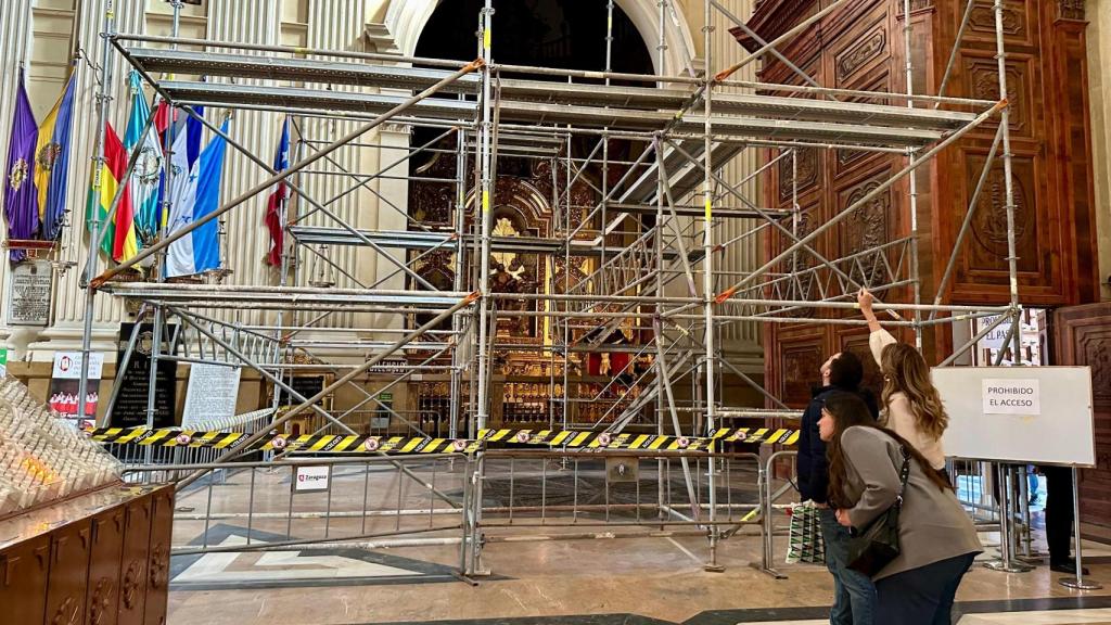 Los andamios, en el interior de la basílica del Pilar.