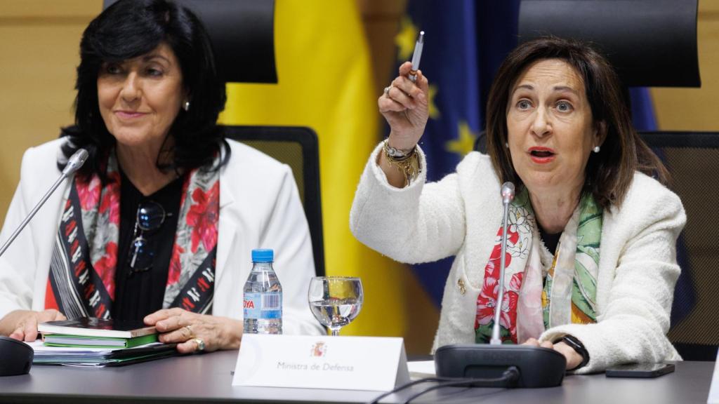 La directora del CNI, Esperanza Casteleiro (i), y la ministra de Defensa, Margarita Robles (d).
