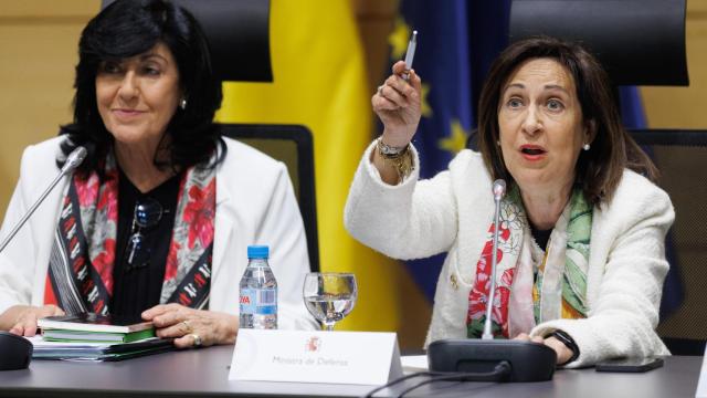 La directora del CNI, Esperanza Casteleiro (i), y la ministra de Defensa, Margarita Robles (d).