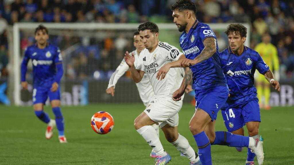 Brahim y Alderete pugnan por el balón en el Coliseum.