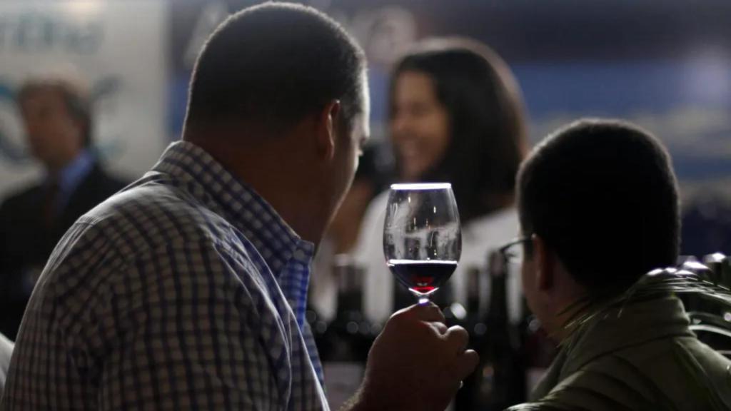 Una botella de vino costaría 5,60 euros si se establece un precio mínimo por unidad de alcohol.