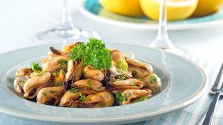 Ni ajo ni perejil: el sencillo truco que uso para convertir los mejillones de lata de Mercadona en una cena proteica deliciosa