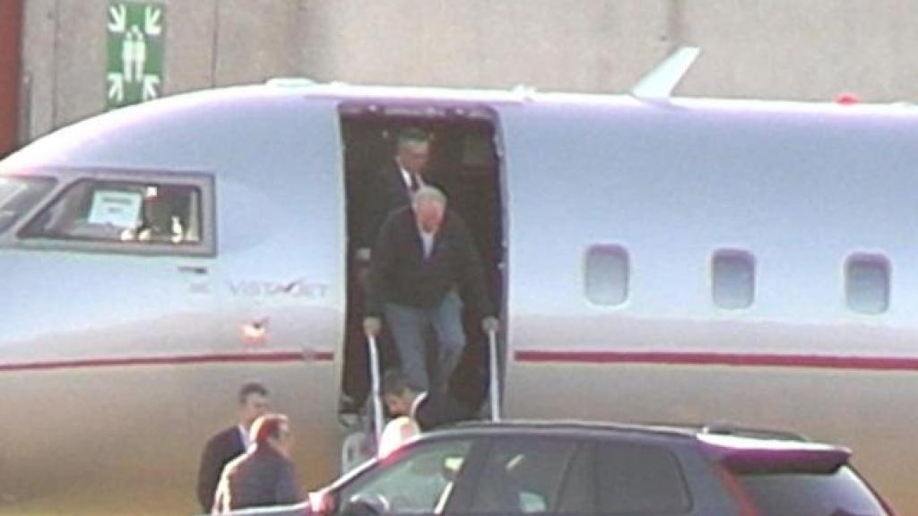 El rey Juan Carlos bajando del avión en el Aeropuerto de Vigo.