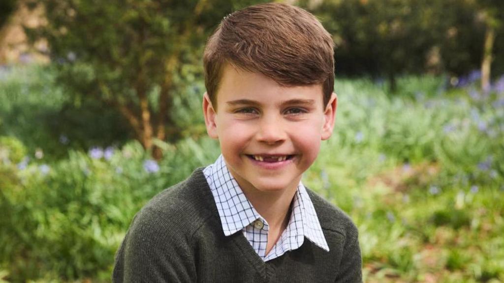 El príncipe Louis con su madre y su hermana en un acto celebrado en diciembre de 2023.