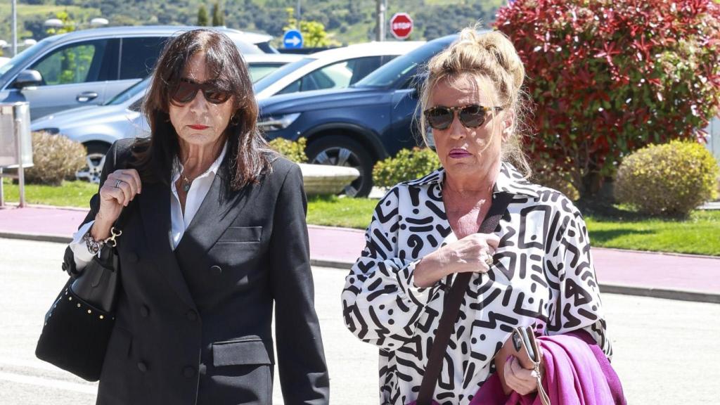 Lydia Lozano y su hermana Esther en la funeraria de su madre.