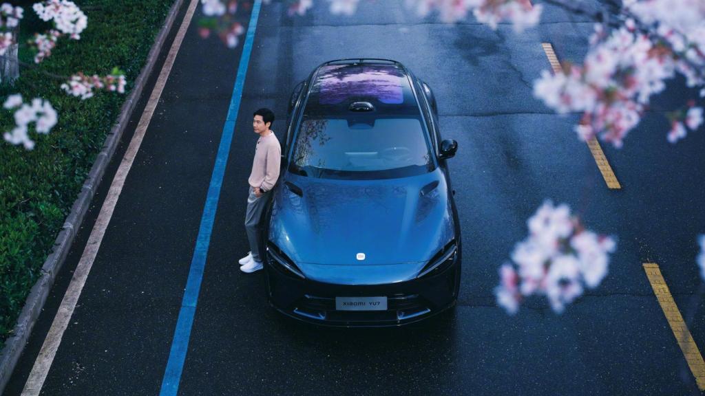 El CEO de Xiaomi, Lei Jun, con el Xiaomi YU7