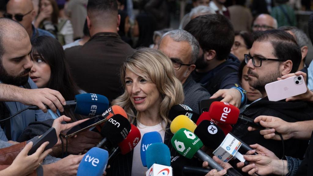 Yolanda Díaz, líder de Sumar en el Gobierno, atiende a la prensa en la fiesta de Sant Jordi, este miércoles en Barcelona.