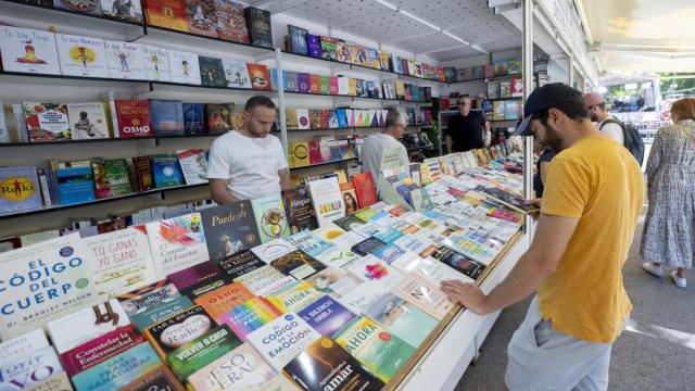 Un hombre visita una caseta en una feria del libro