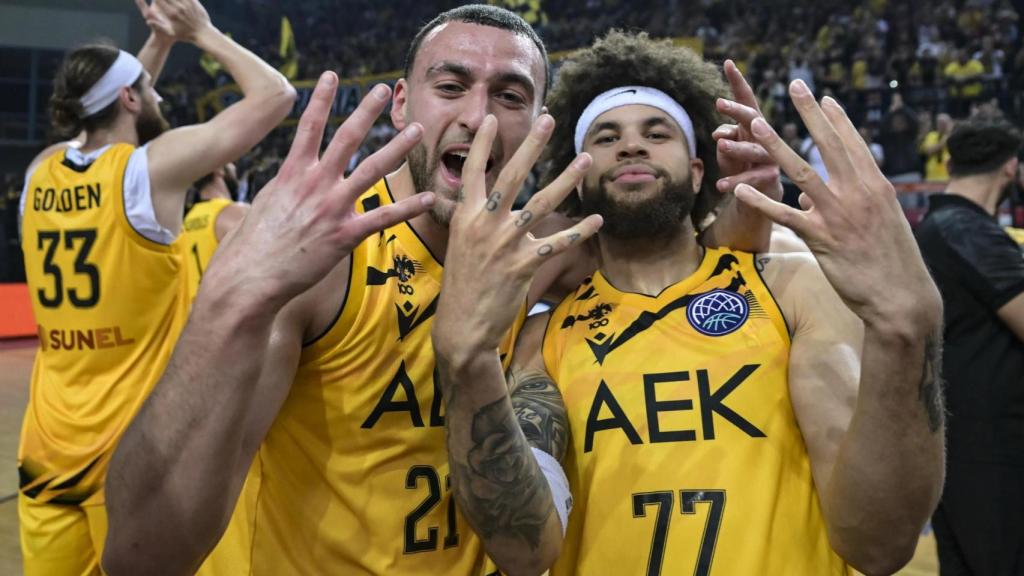 Los jugadores del AEK celebran la clasificación para la Final Four de la BCL