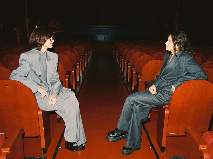 La actriz y su hija posan en el patio de butacas.
