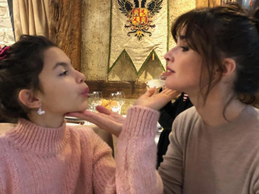 Una imagen que muestra la complicidad entre la actriz y Ava.