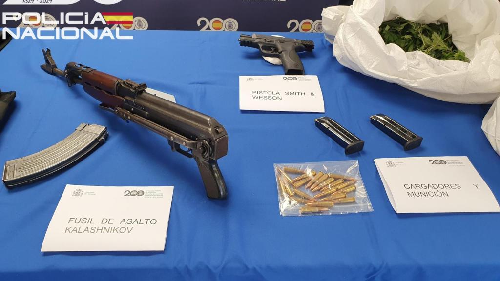 Parte del material de guerra incautado en las Tres Mil Viviendas.