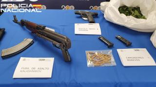 Parte del material de guerra incautado en las Tres Mil Viviendas.