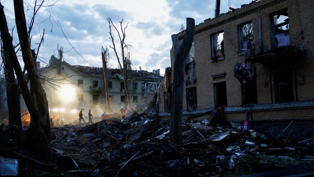 Otra imagen de la zona de Kiev afectada por el último bombardeo ruso.
