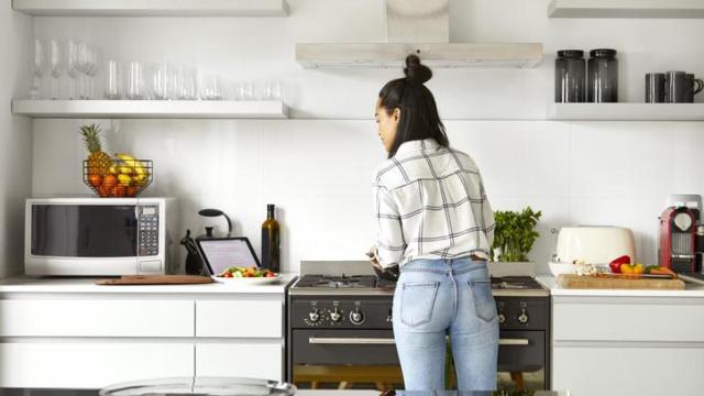Imagen de archivo de una persona cocinando.