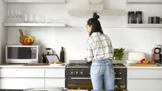 Imagen de archivo de una persona cocinando.
