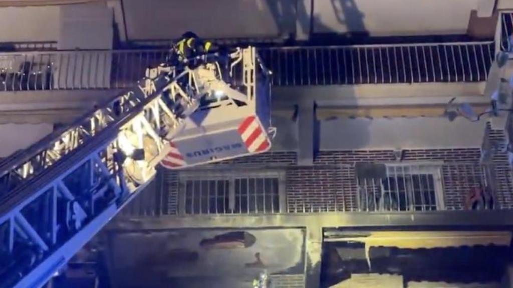 Los bomberos en la vivienda incendiada en Móstoles.