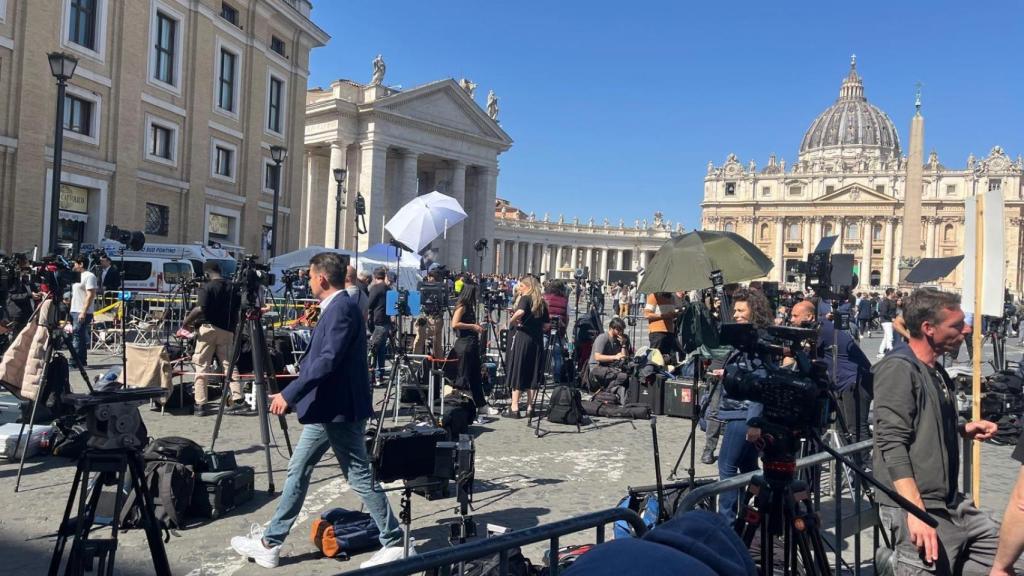 Medios desplegados en la plaza de San Pedro tras la muerte del papa. EE